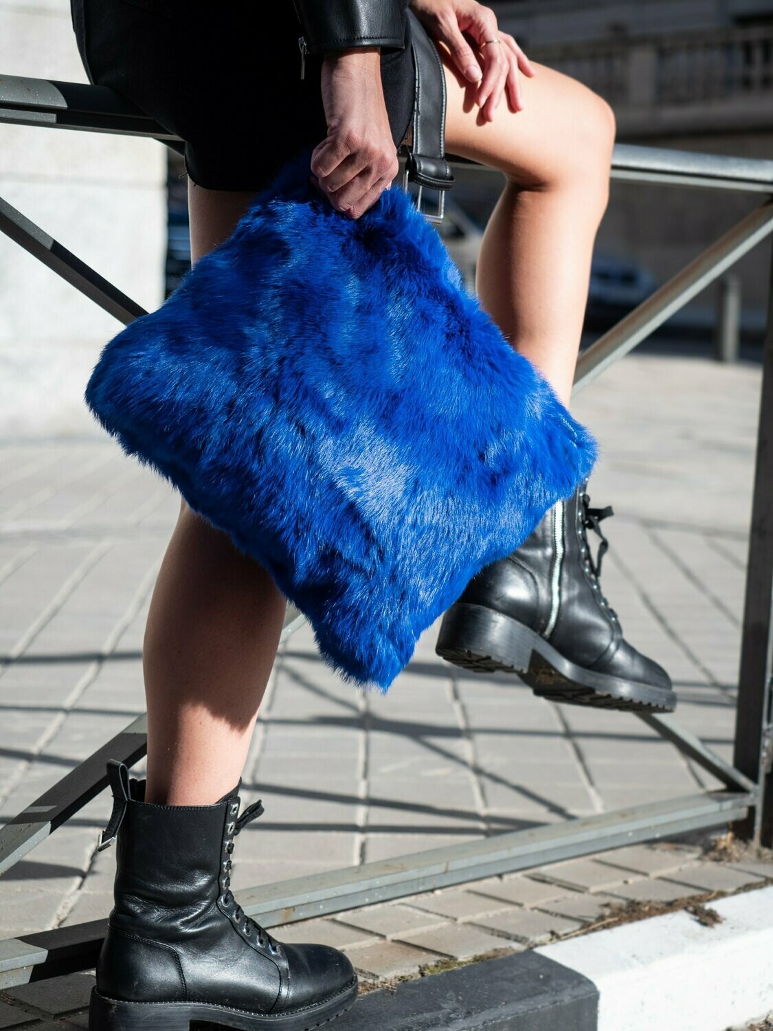 Bolso de piel de conejo azul Klein