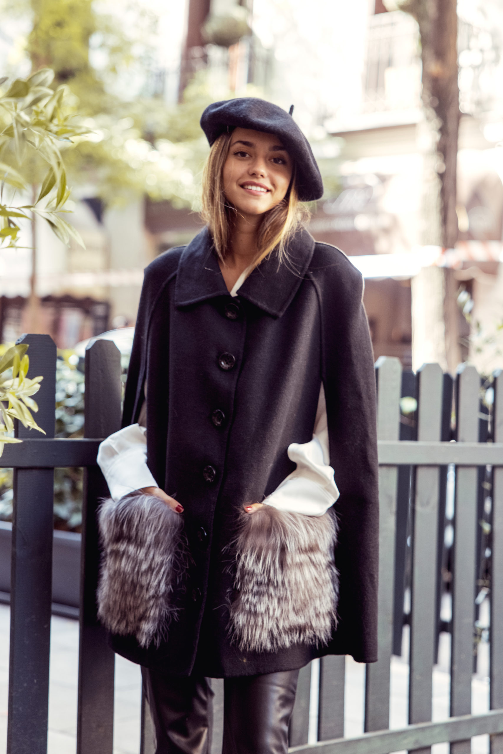 Capa negra maxibolsillos