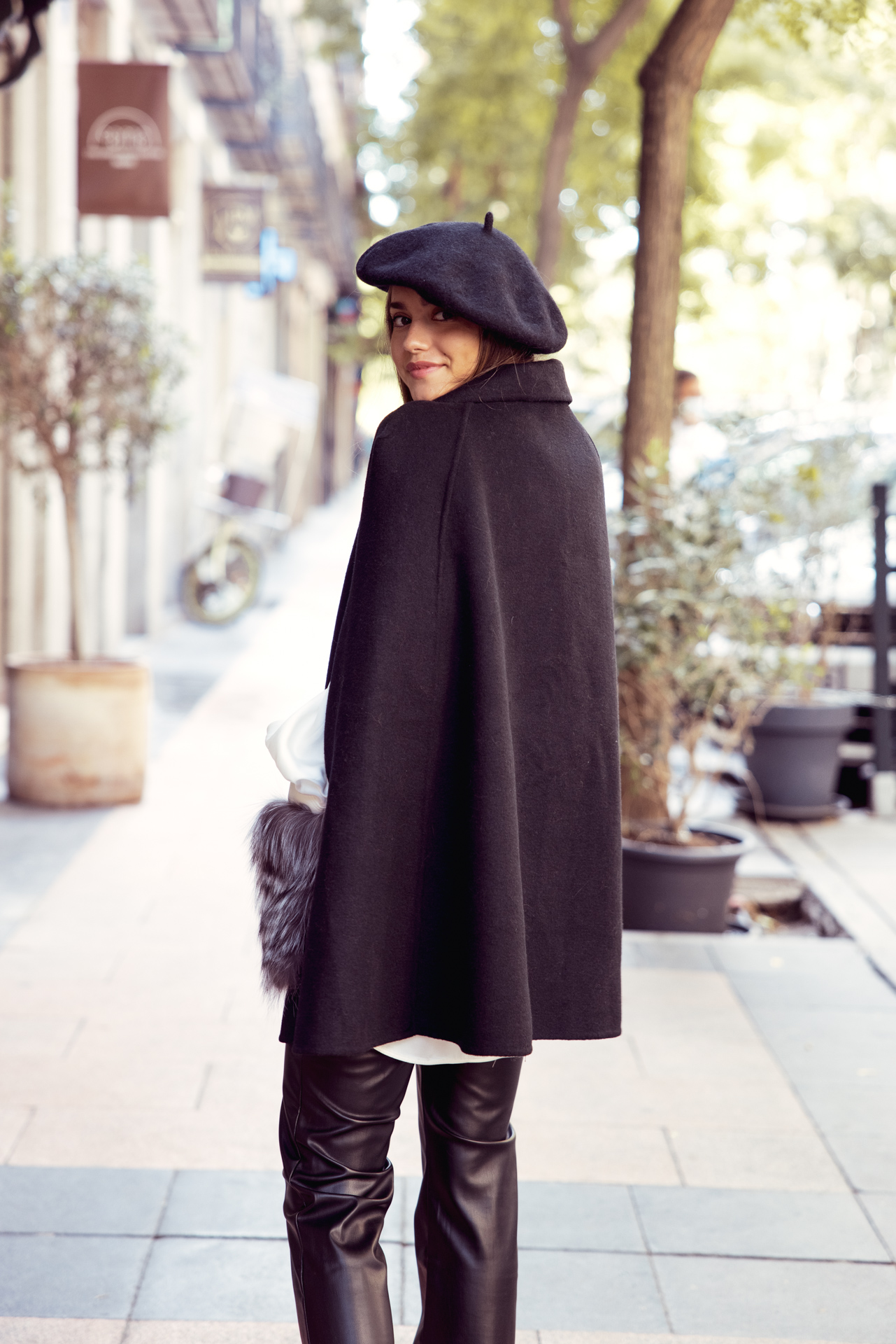 Capa negra maxibolsillos - Imagen 2